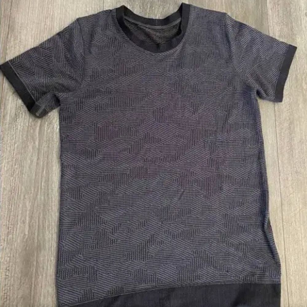 Lululemon Women's Black Camo Active T-Shirt Swiftly Material